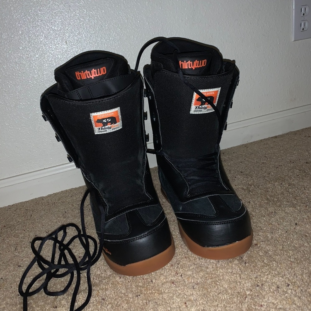 Men’s snowboard boots brand ThirtyTwo size 11.0